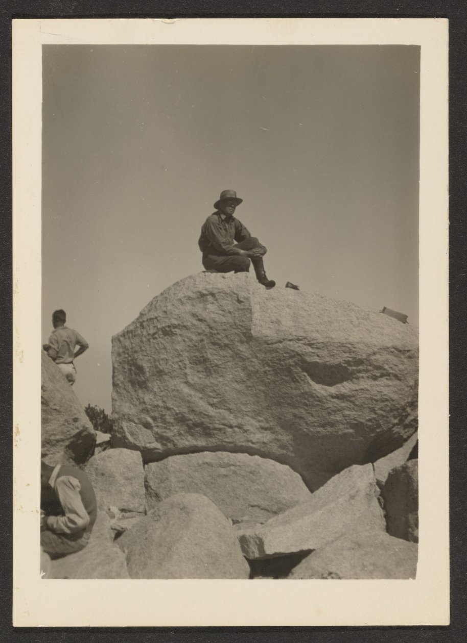 [Un homme assis sur des rochers] - Louis Fleckenstein