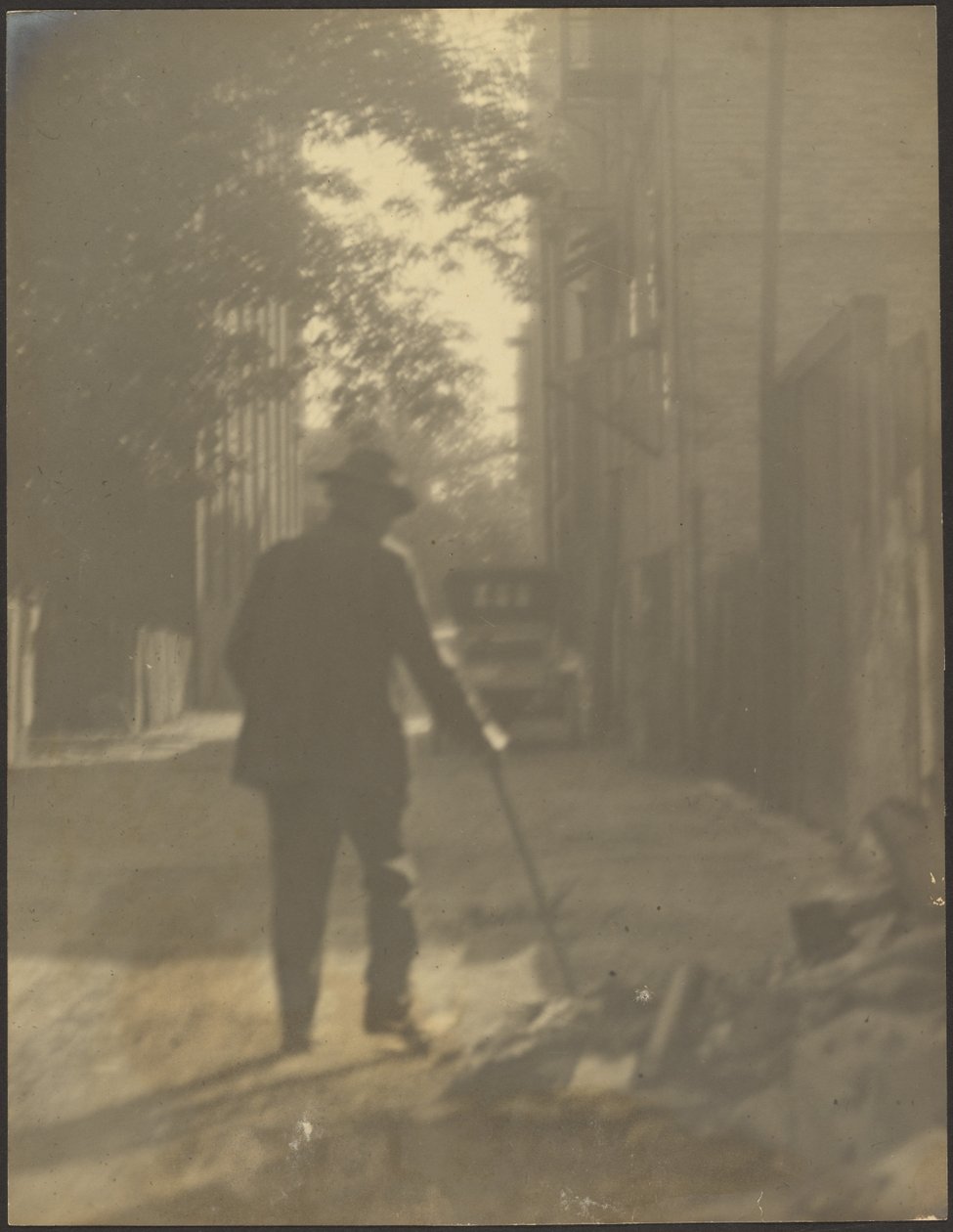 [Un homme marchant dans la rue] - Louis Fleckenstein