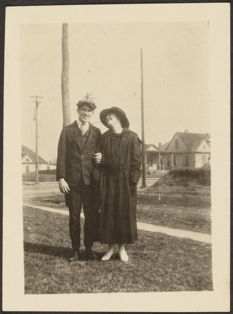 [Un homme et une femme sur le trottoir] - Louis Fleckenstein