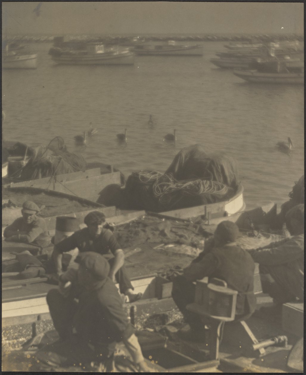 [Des hommes assis dans des bateaux] - Louis Fleckenstein