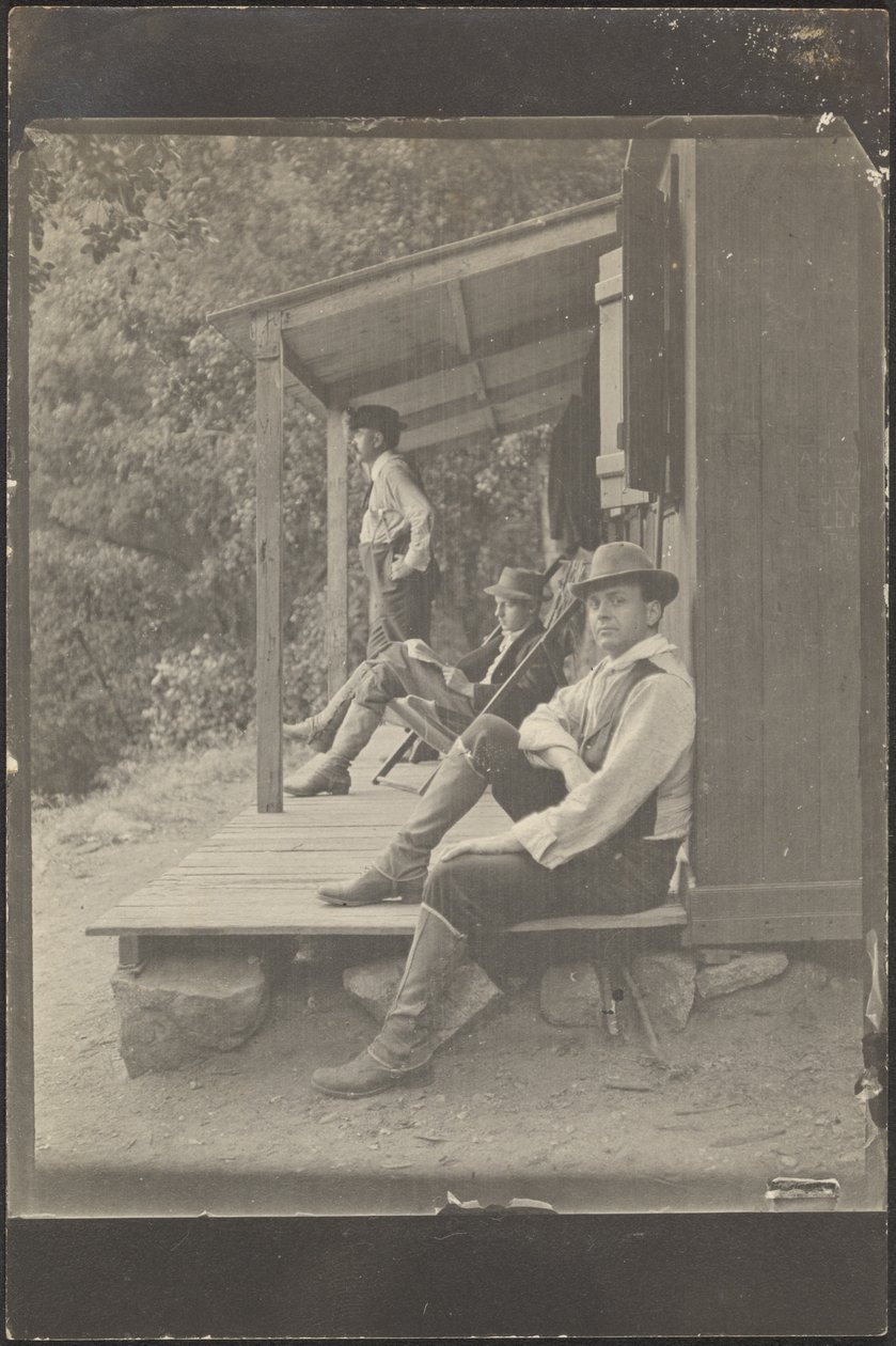 [Hommes assis sous un porche] - Louis Fleckenstein