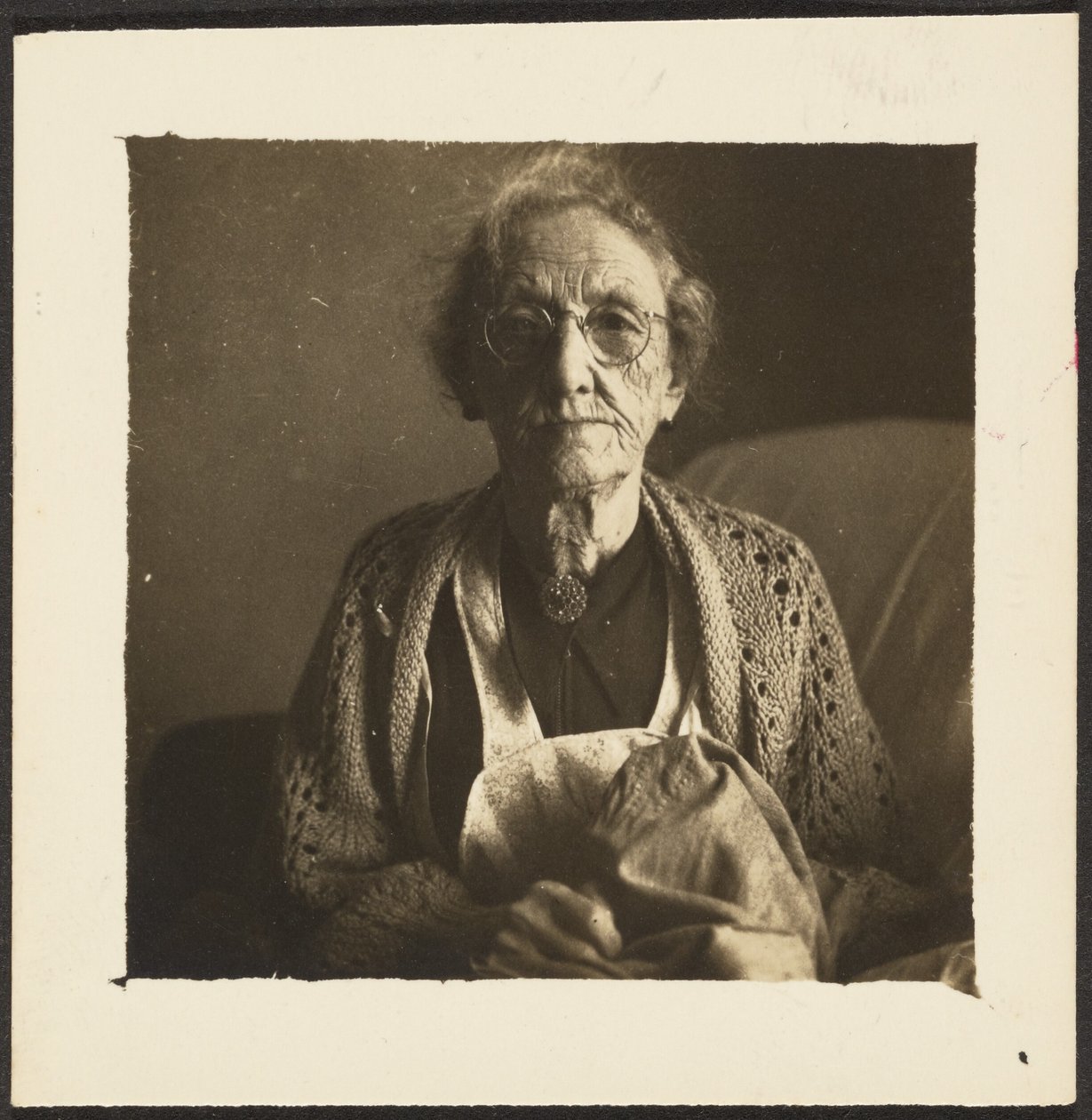 [Vieille femme avec un châle au crochet] - Louis Fleckenstein