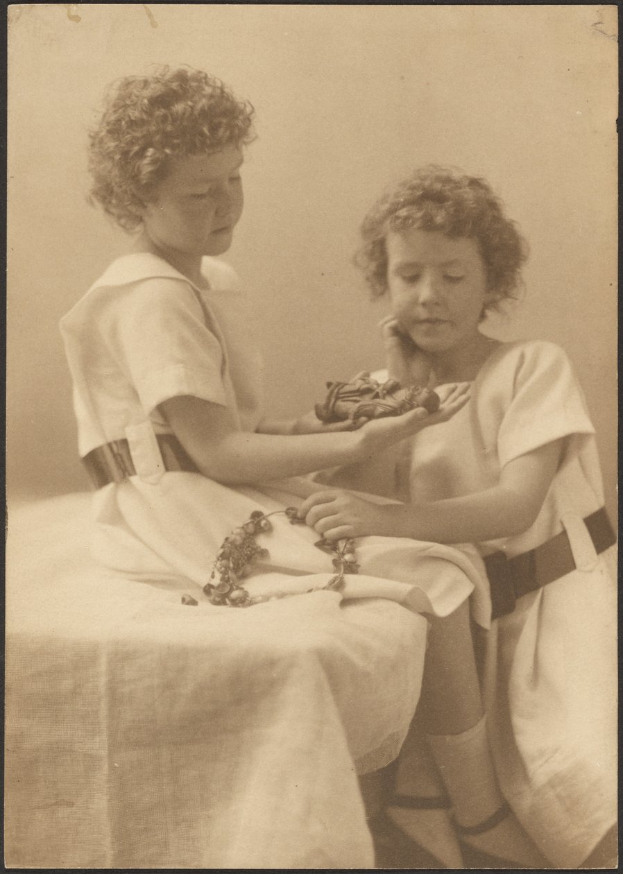 Portrait de deux sœurs tenant une statue et une couronne - Louis Fleckenstein