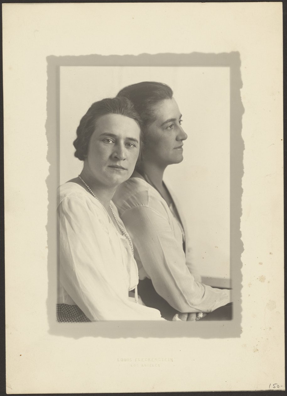 [Portrait de deux femmes sur fond blanc] - Louis Fleckenstein