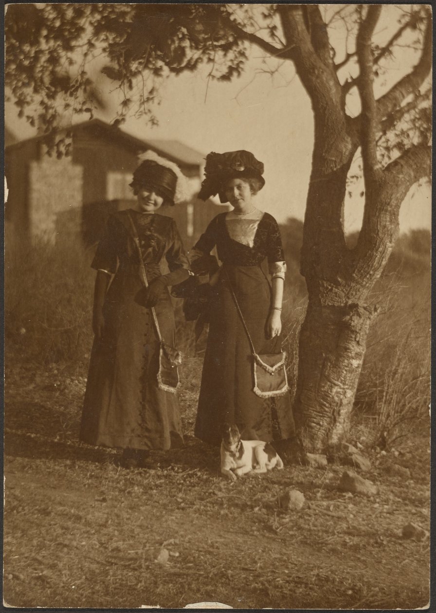 [Portrait de deux femmes en tenue de soirée dans le jardin] - Louis Fleckenstein