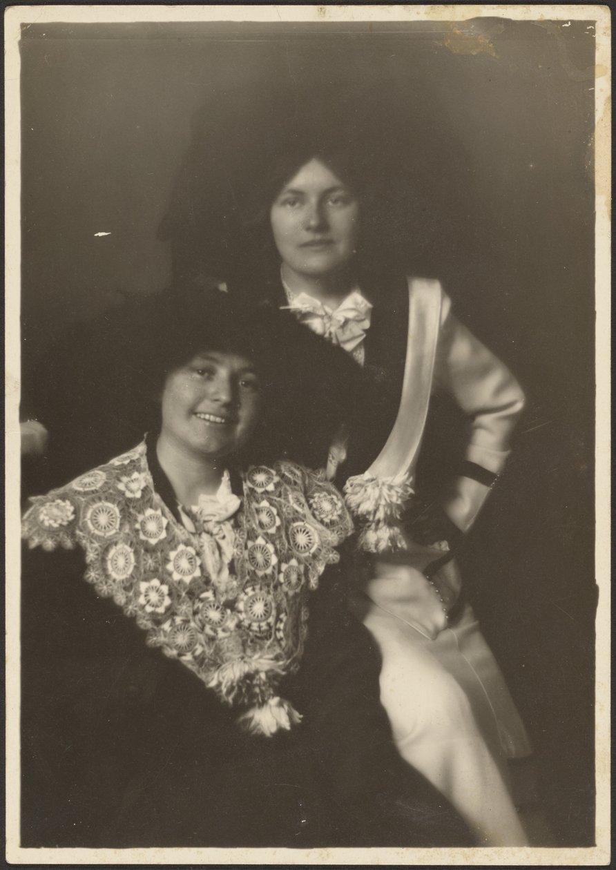 [Portrait de deux femmes en tenues somptueuses] - Louis Fleckenstein