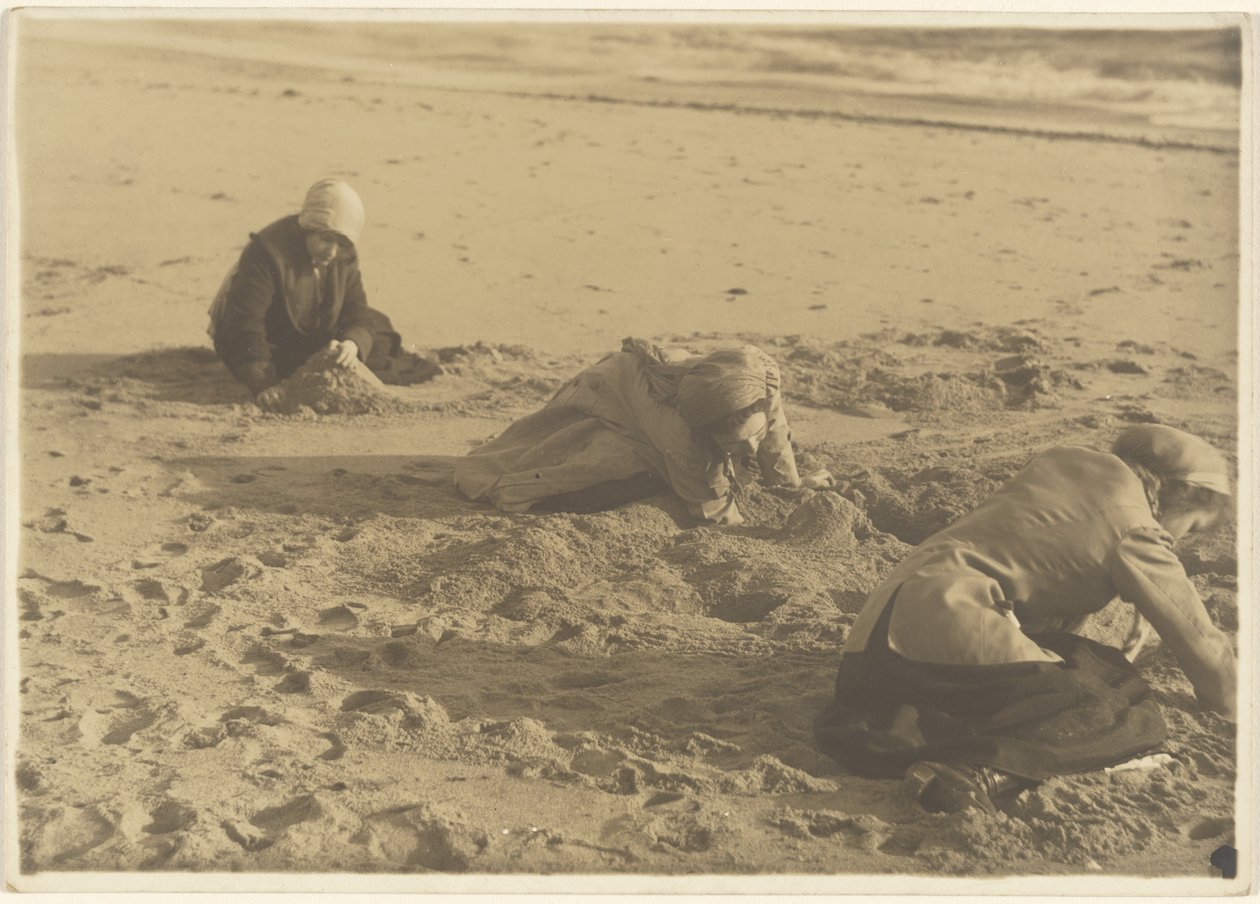 [Trois filles construisant des châteaux de sable en hiver] - Louis Fleckenstein