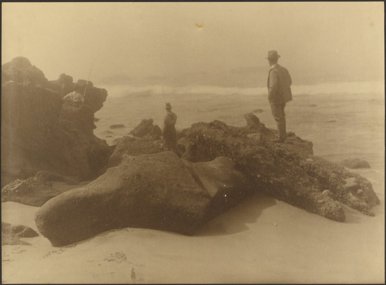 [Trois hommes pêchant depuis les rochers de la plage] - Louis Fleckenstein