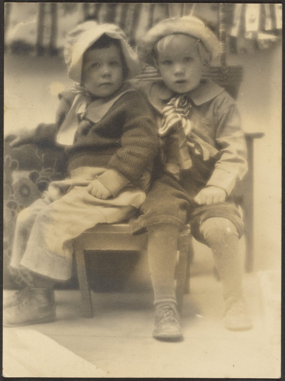 [Deux enfants partageant la même chaise] - Louis Fleckenstein