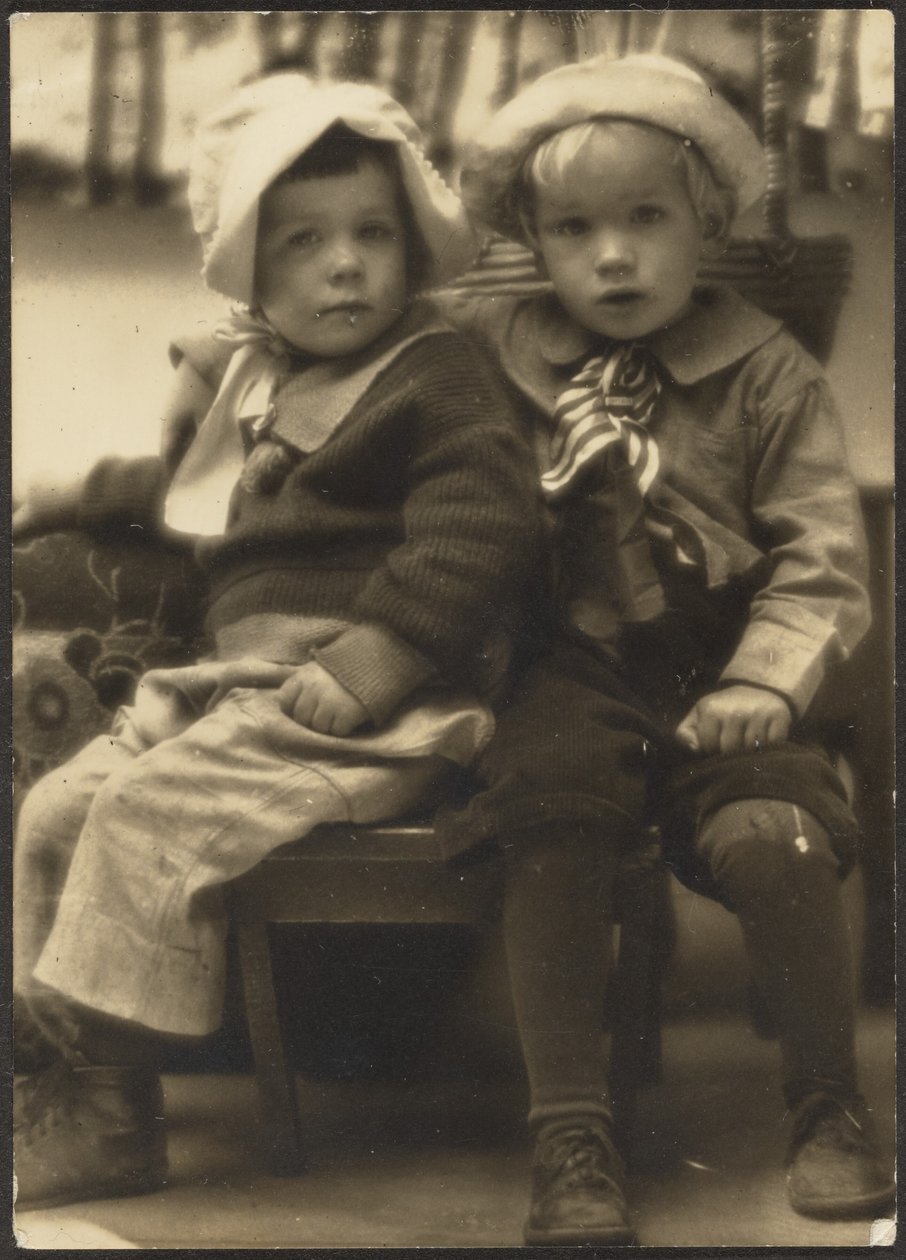 [Deux enfants partageant une chaise] - Louis Fleckenstein
