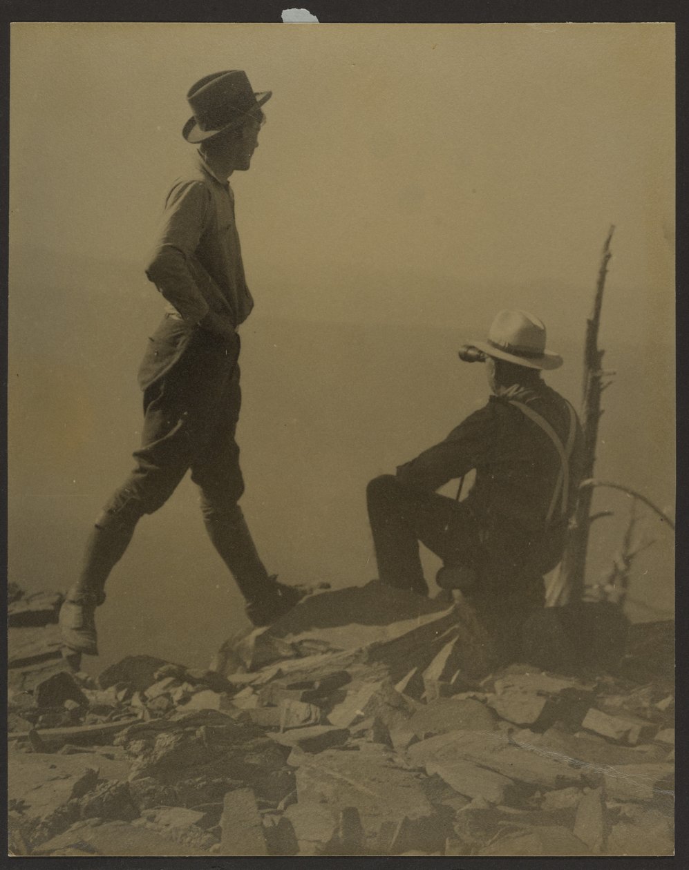 [Deux hommes regardant au loin (peut-être le pic Old Baldy)] - Louis Fleckenstein