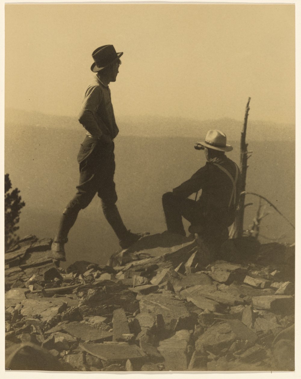 [Deux hommes regardant au loin (peut-être le pic Old Baldy)] - Louis Fleckenstein
