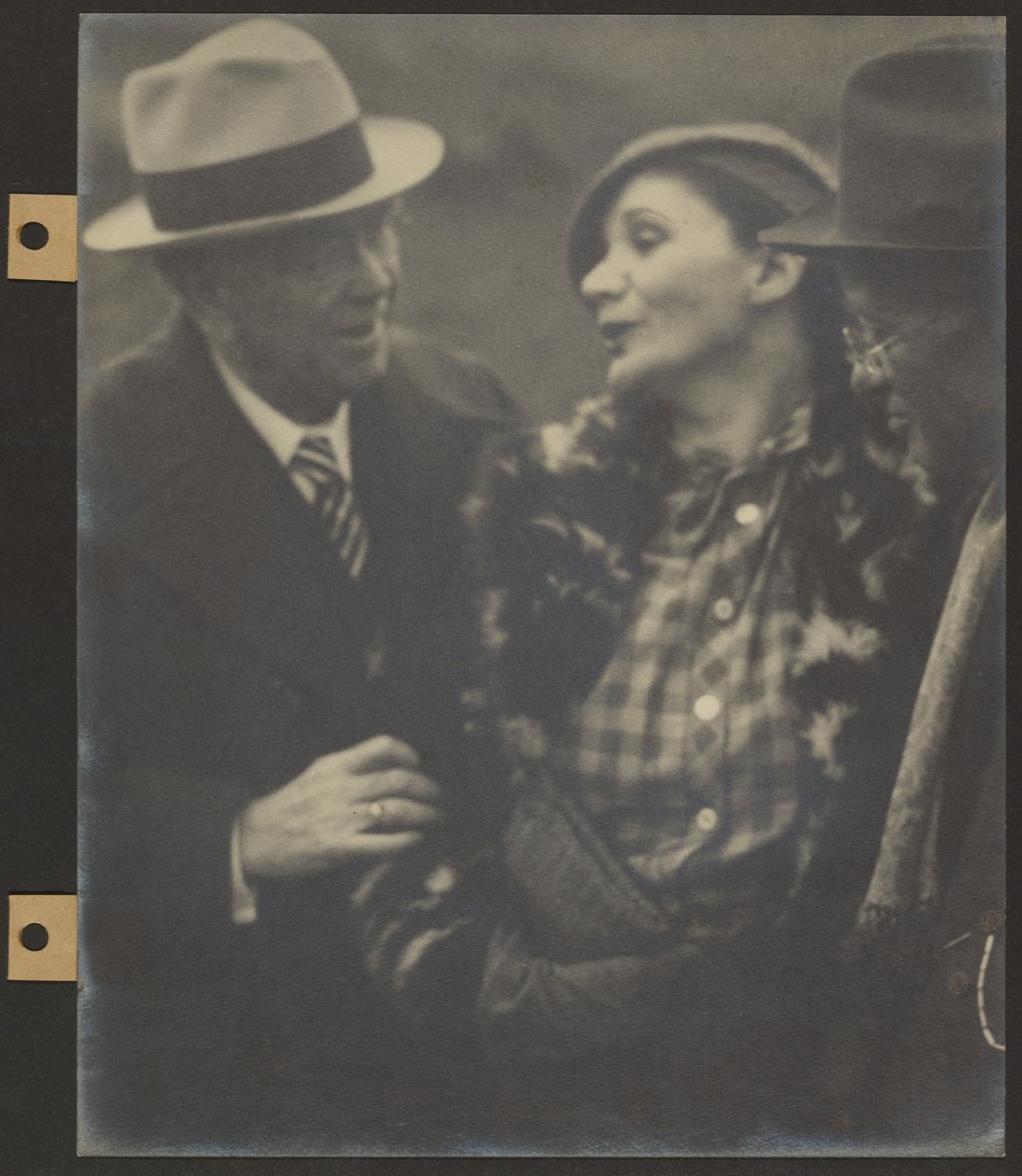 [Deux hommes et une femme en train de discuter] - Louis Fleckenstein