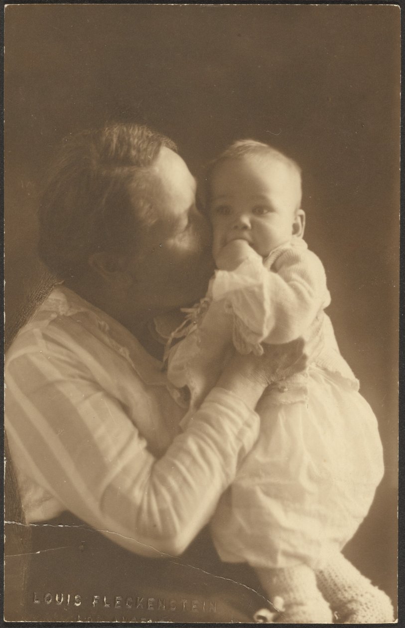 [Une femme embrassant un bébé] - Louis Fleckenstein