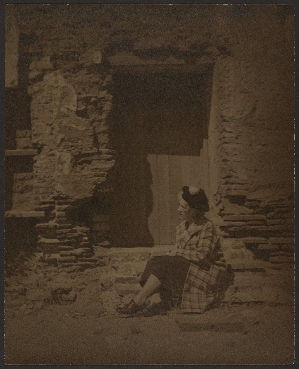 [Femme assise devant un bâtiment en ruine] - Louis Fleckenstein