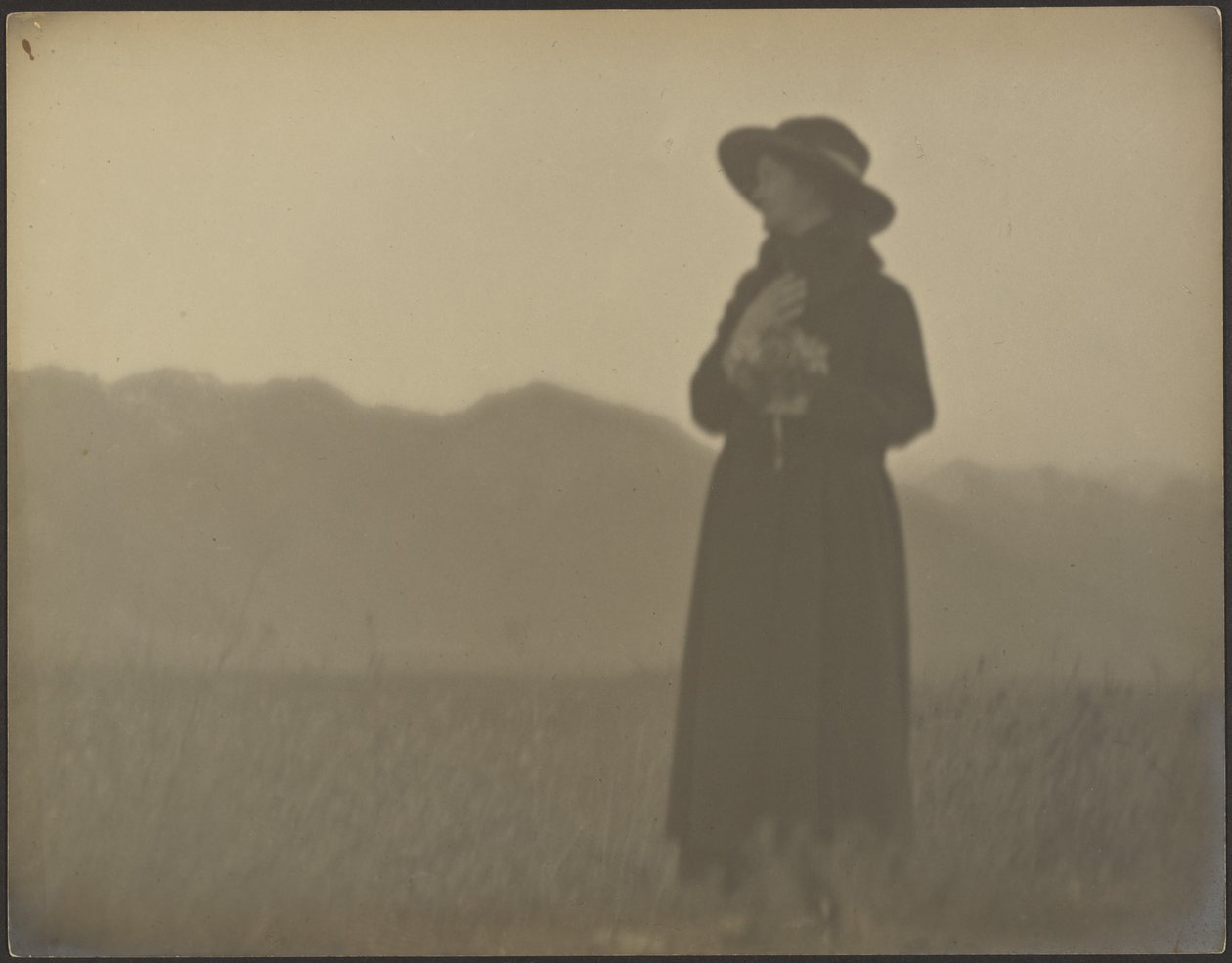 [Femme vêtue de noir dans un champ] - Louis Fleckenstein