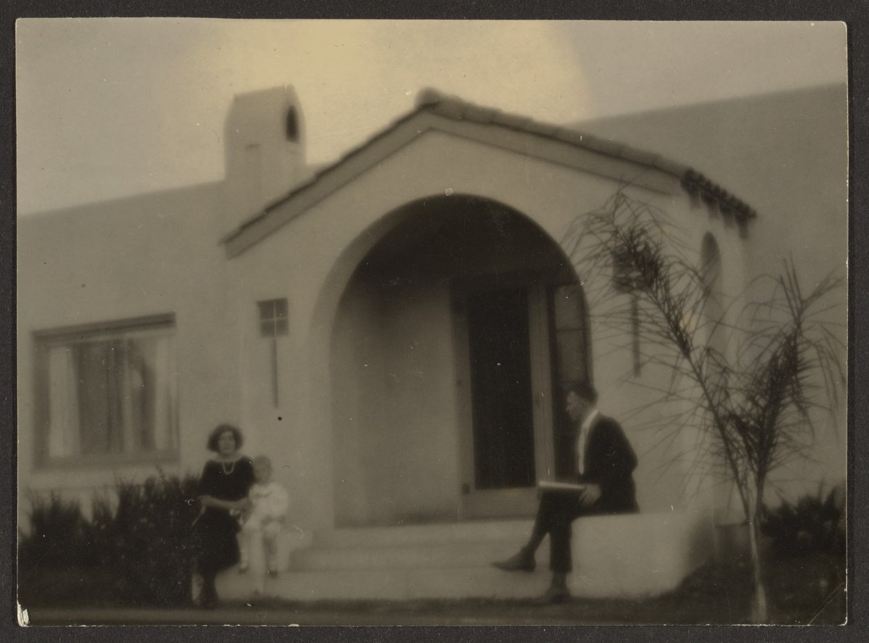 [Une femme et un homme devant une maison] - Louis Fleckenstein