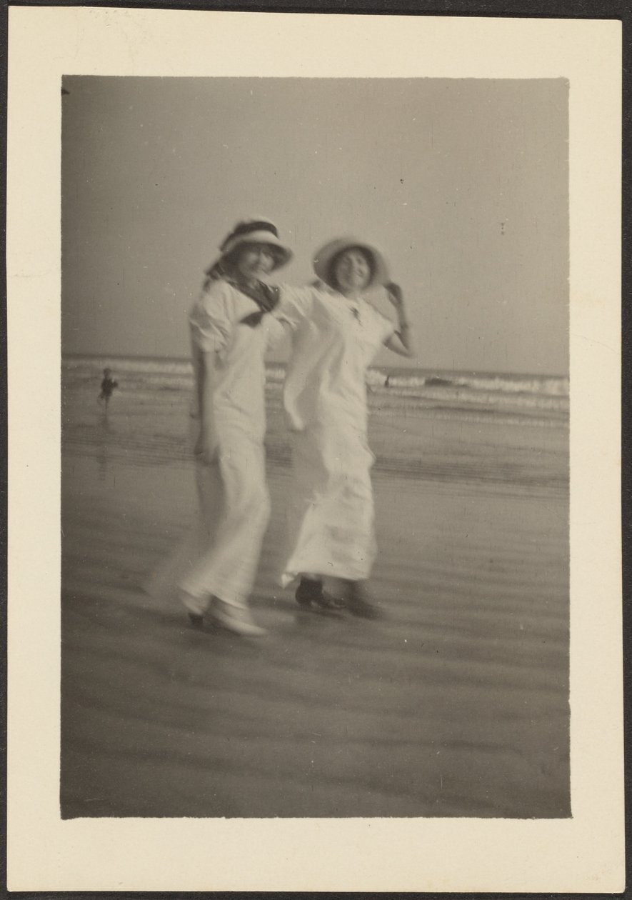 [Femme en robes blanches sur la plage] - Louis Fleckenstein