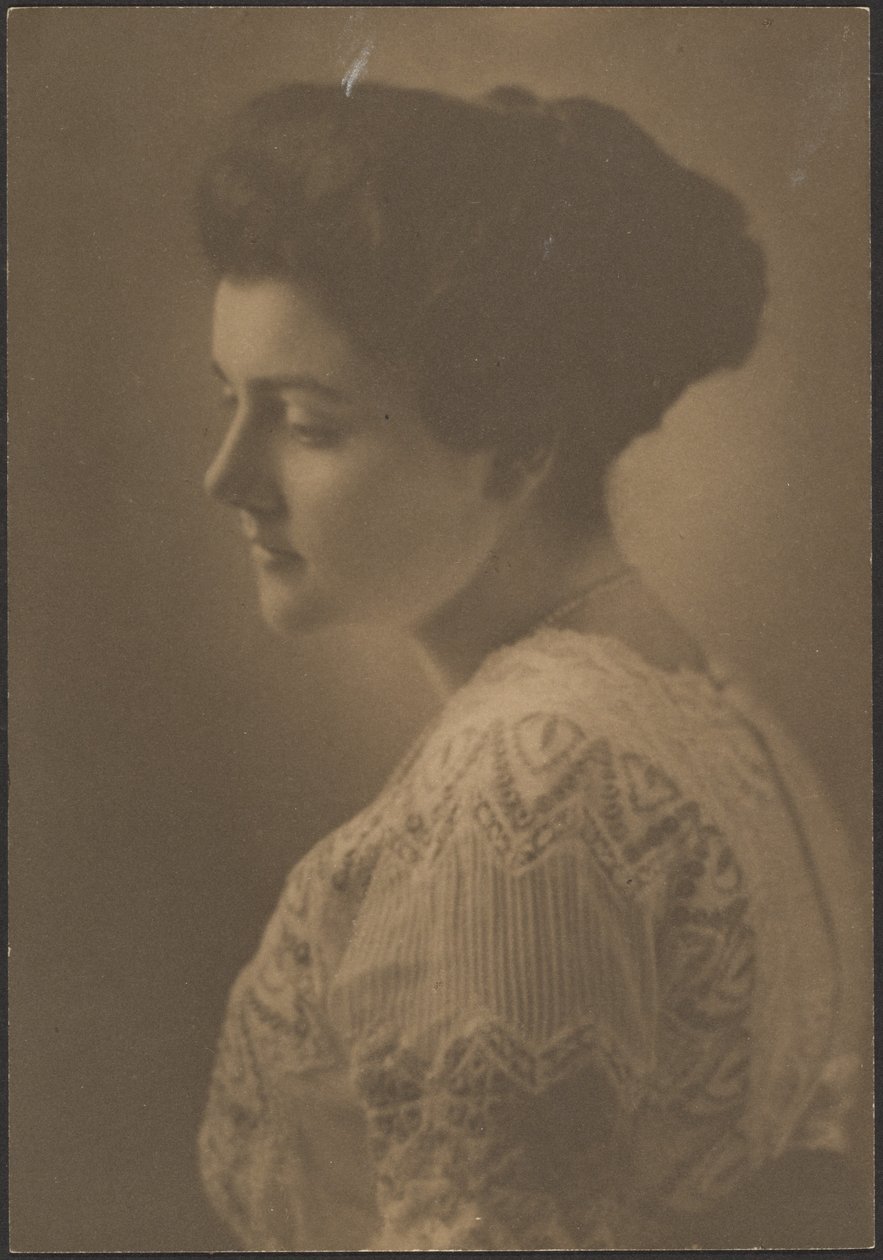 Femme en robe blanche brodée - Louis Fleckenstein