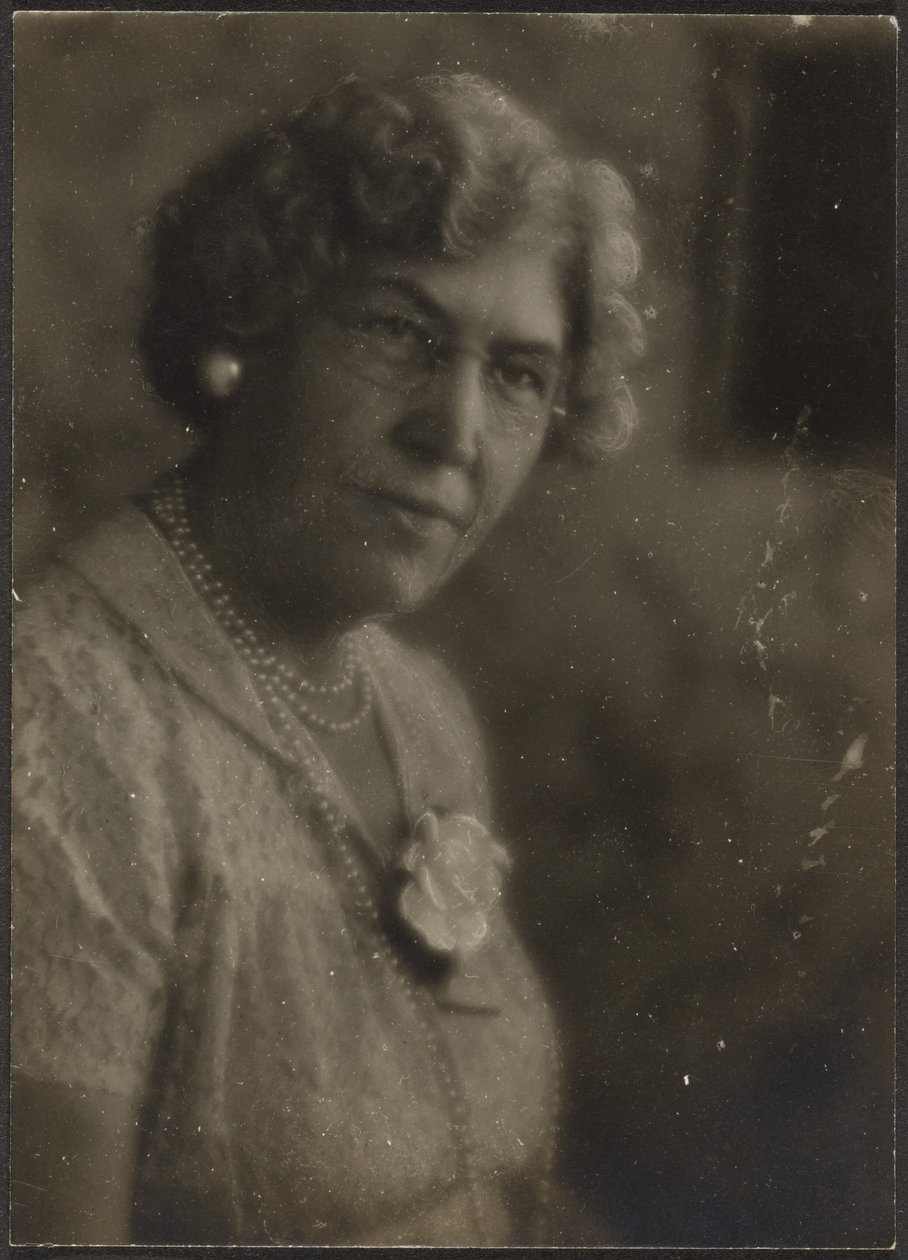 Femme à la fleur blanche et aux perles - Louis Fleckenstein