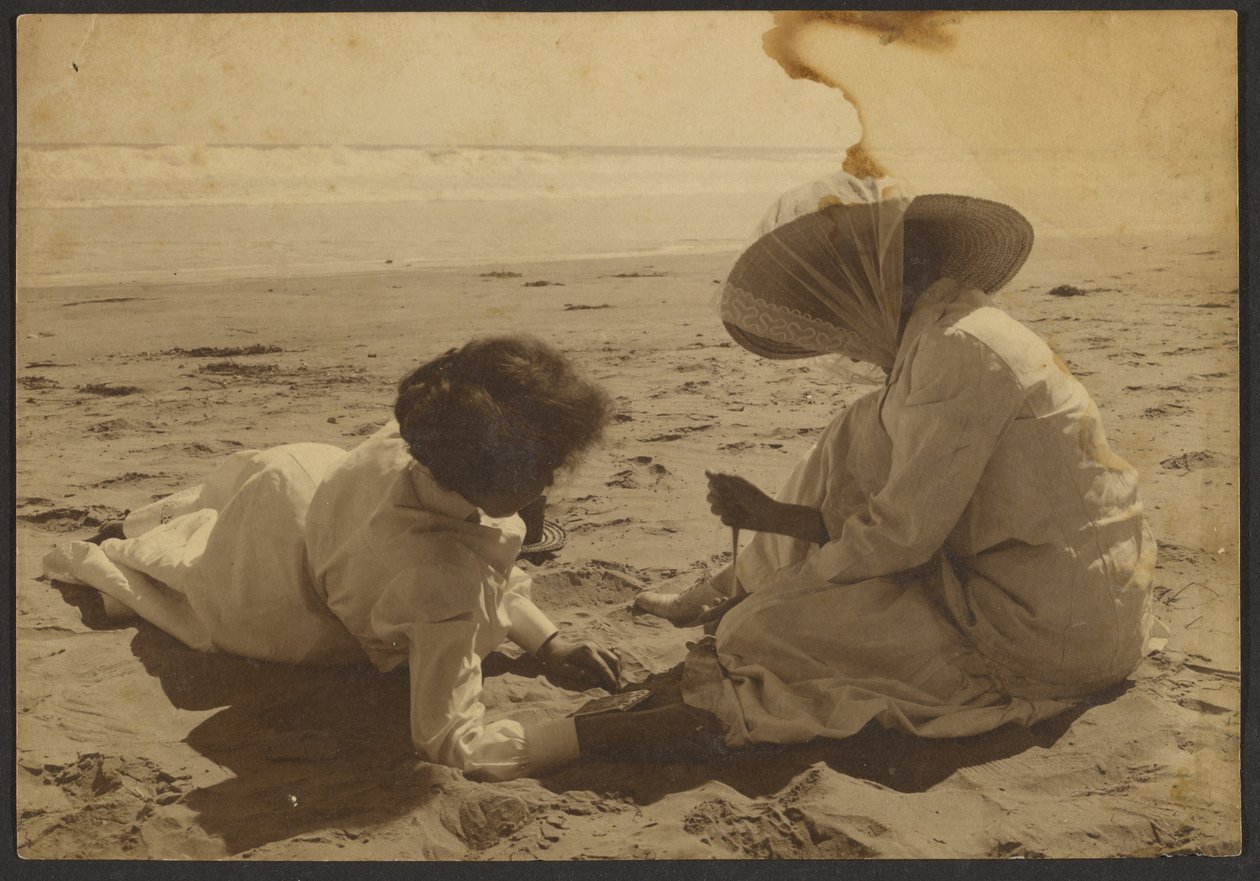 [Des femmes se prélassant sur la plage] - Louis Fleckenstein