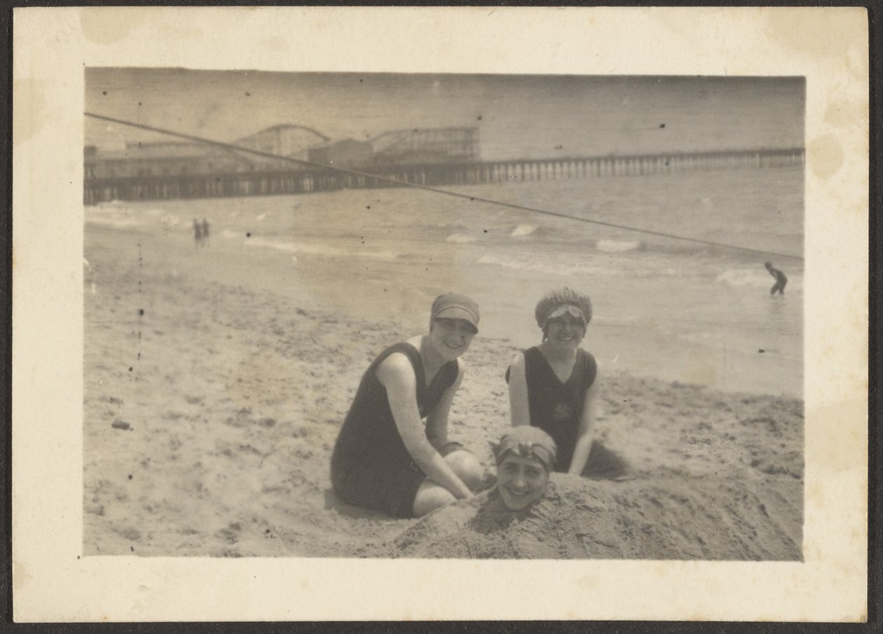 [Femmes sur la plage enterrant une amie dans le sable] - Louis Fleckenstein