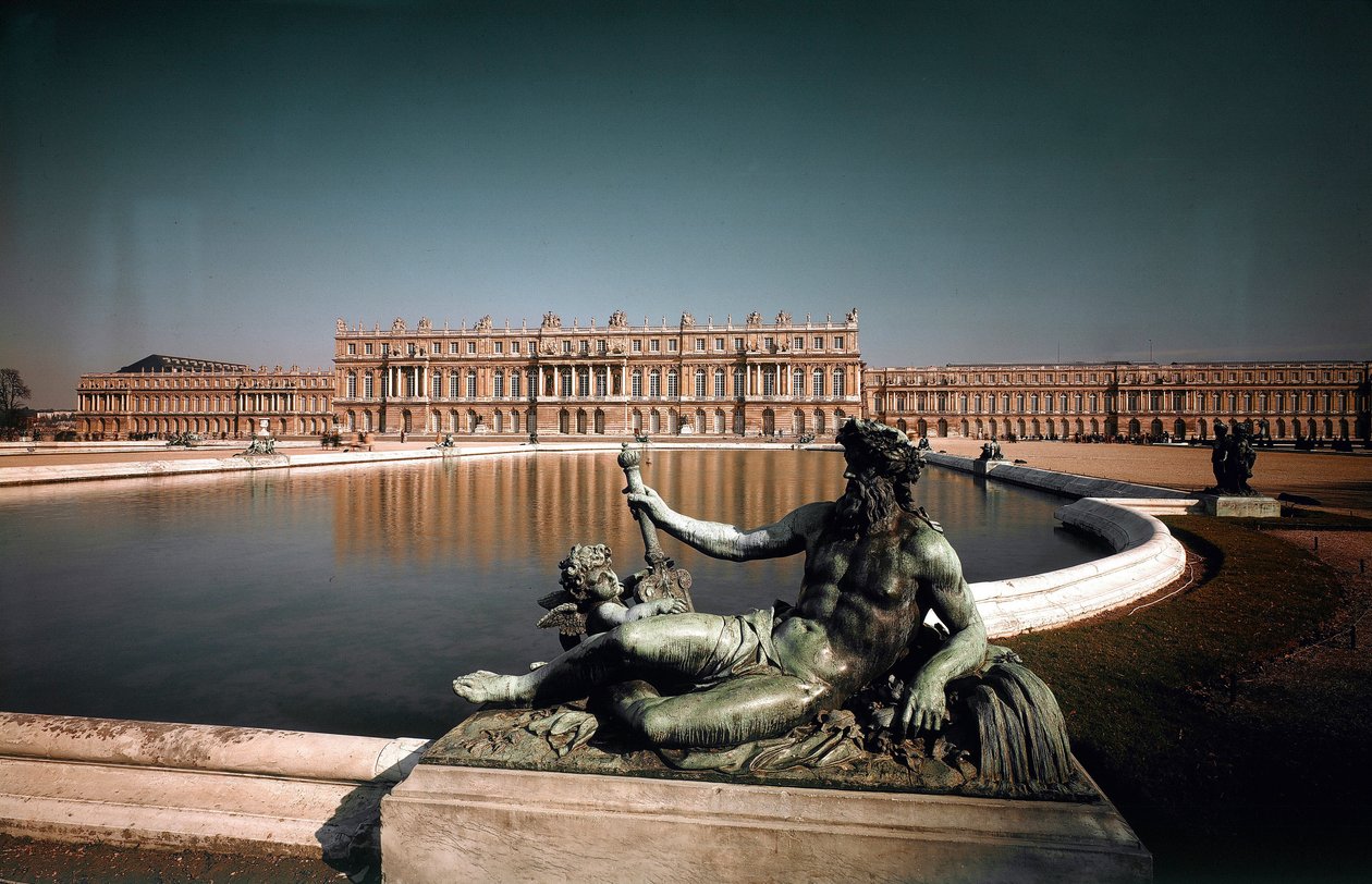 Vue de la façade et des fontaines du parc du château de Versailles - Louis and Mansart Jules H.  Le Vau