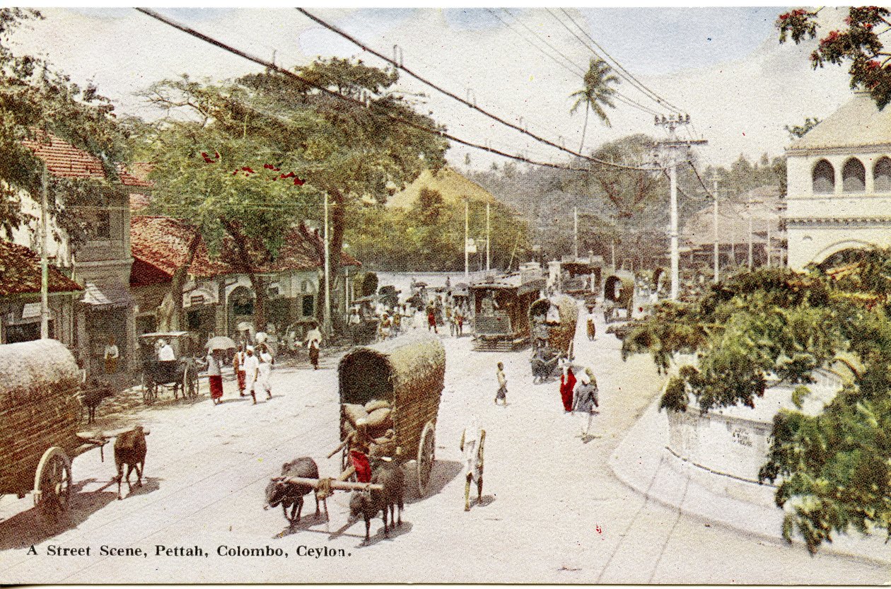 Scène de rue, Pettah, Colombo, Ceylan, vers 1900-20 (photographie colorisée à la main) - Ltd. Ceylon Plâté