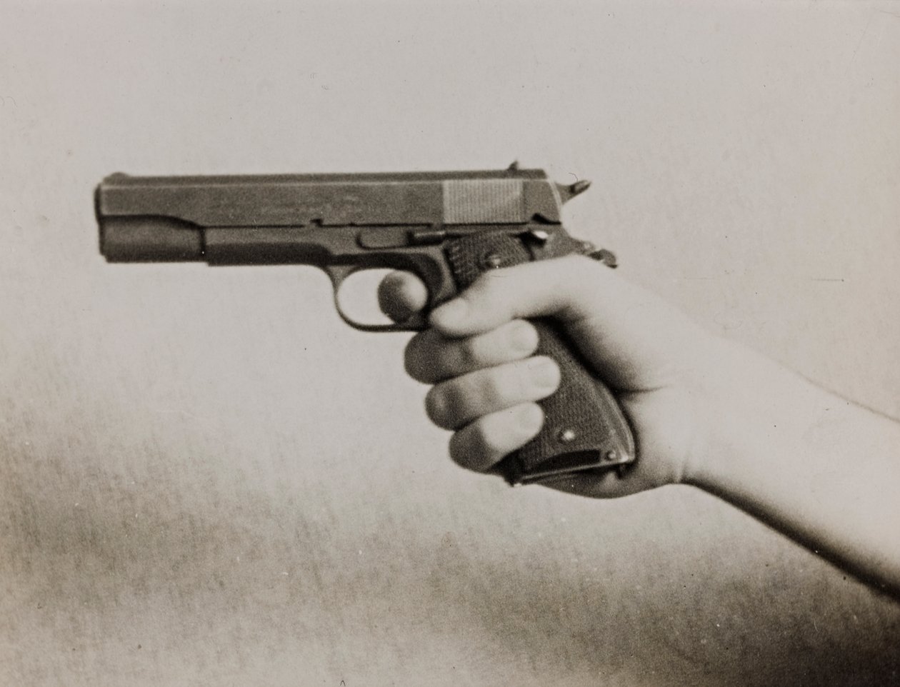 Une main tenant un pistolet automatique - Luigi Leoni