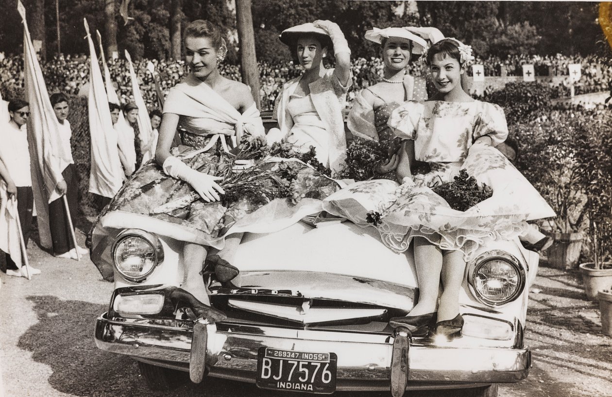 Mannequins posant sur une voiture sur la Piazza di Siena à Villa Borghese, Rome - Luigi Leoni