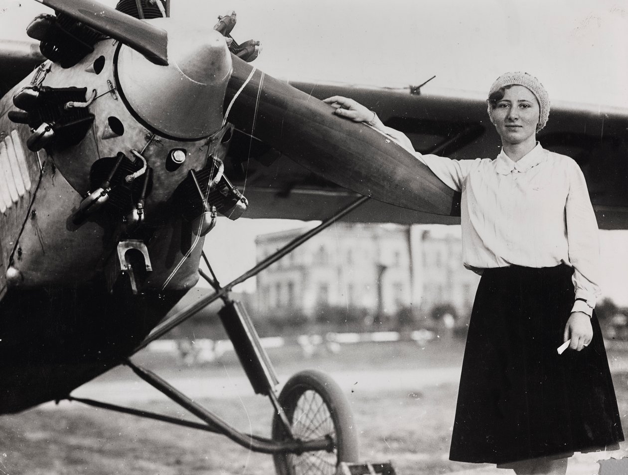 Mlle Fumagalli première femme italienne à obtenir un avion pilote photographiée à l