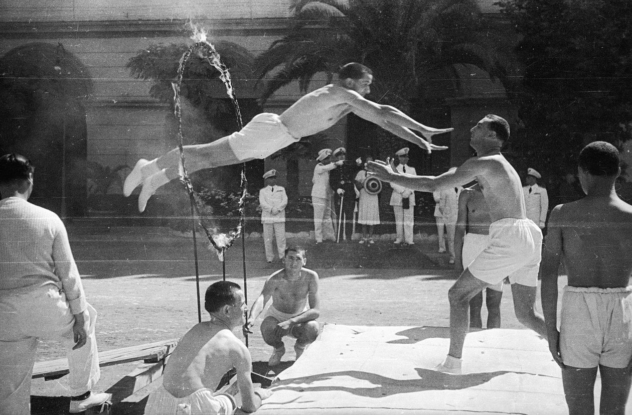 Manifestation sportive CONI : Achille Starace (président du CONI de 1933 à 1939) aidant de jeunes athlètes en gymnastique, démonstration de la politique fasciste en matière de sport. - Luigi Leoni