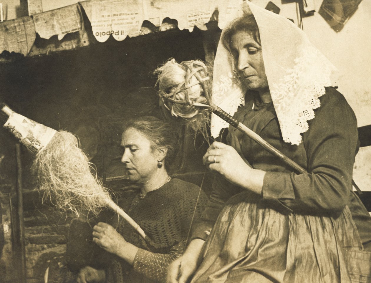 Femmes filant la laine - Luigi Leoni