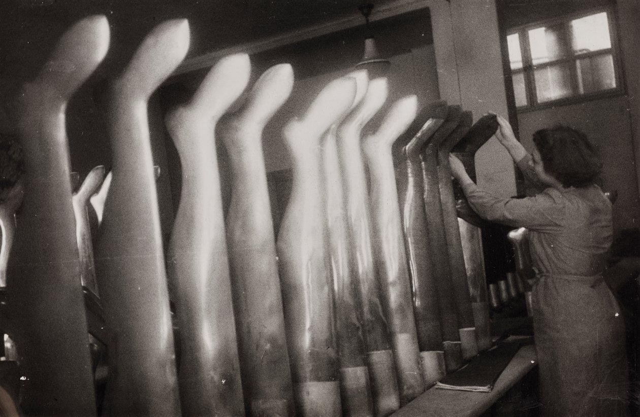 Des ouvriers pour travailler dans une usine de chaussettes - Luigi Leoni