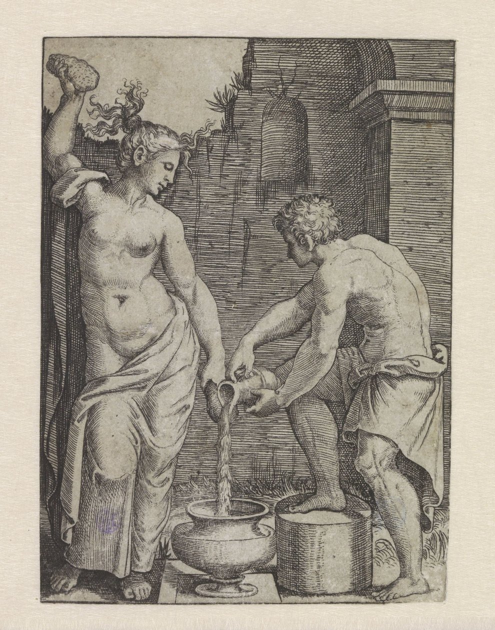 Femme à moitié nue se lavant avec des éponges et serviteur versant de l