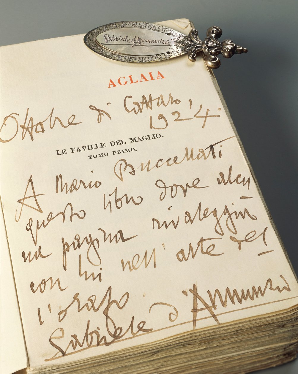 Marque-page en argent avec poignée ornée, gravé à la main de motifs naturels et de la signature autographique de Gabriele D