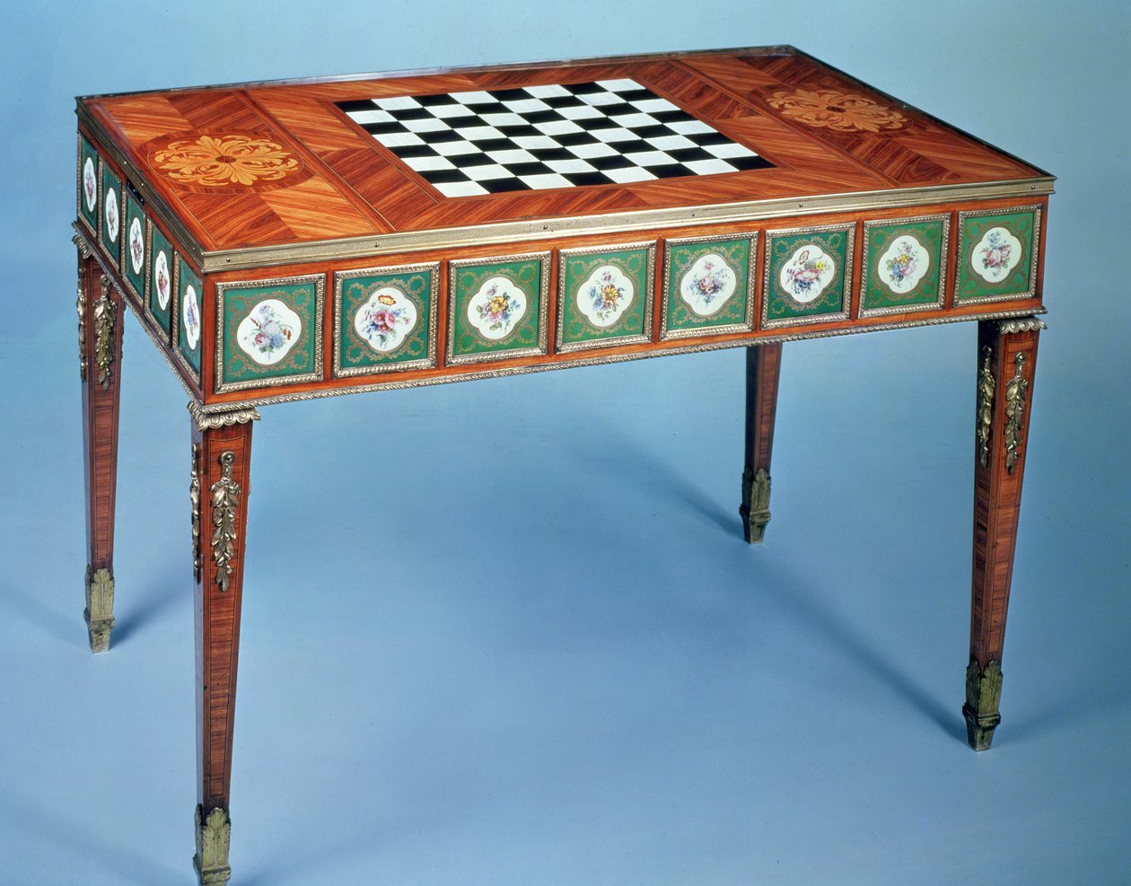 Table de jeux de Sèvres avec plaques de porcelaine incrustées, 1775 - Martin Carlin