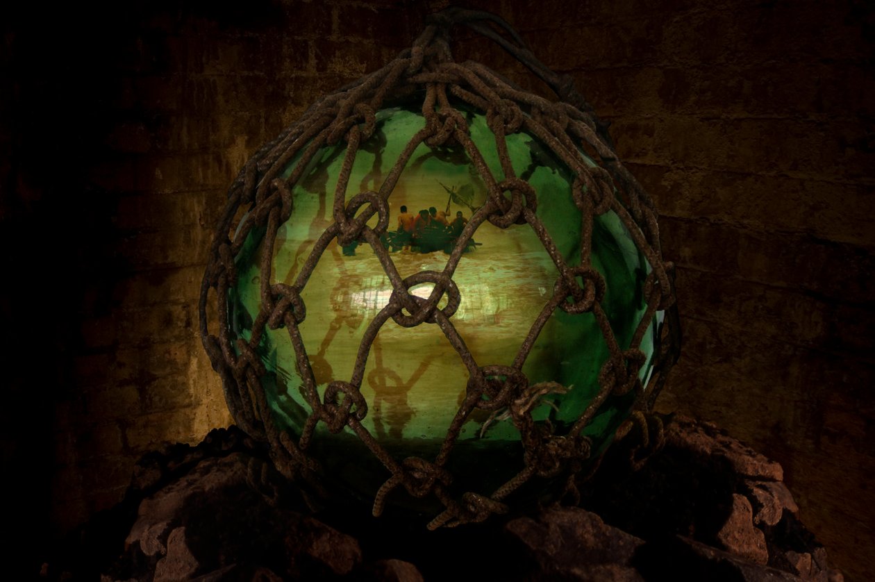 Asylum, 2001 (verre, corde, eau, rochers, DVD et projection vidéo) - Mat Collishaw