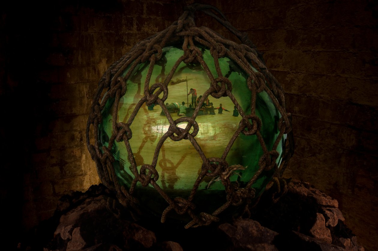 Asylum, 2001 (verre, corde, eau, rochers, DVD et projection vidéo) - Mat Collishaw