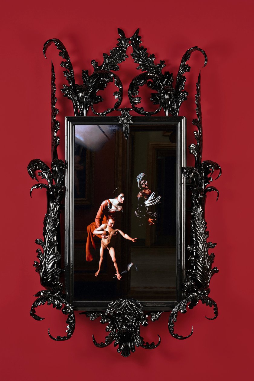 Black Mirror, Leo Minor, 2014 (verre noir de Murano, miroir de surveillance, acier, bois, laque, écran LCD et disque dur) - Mat Collishaw