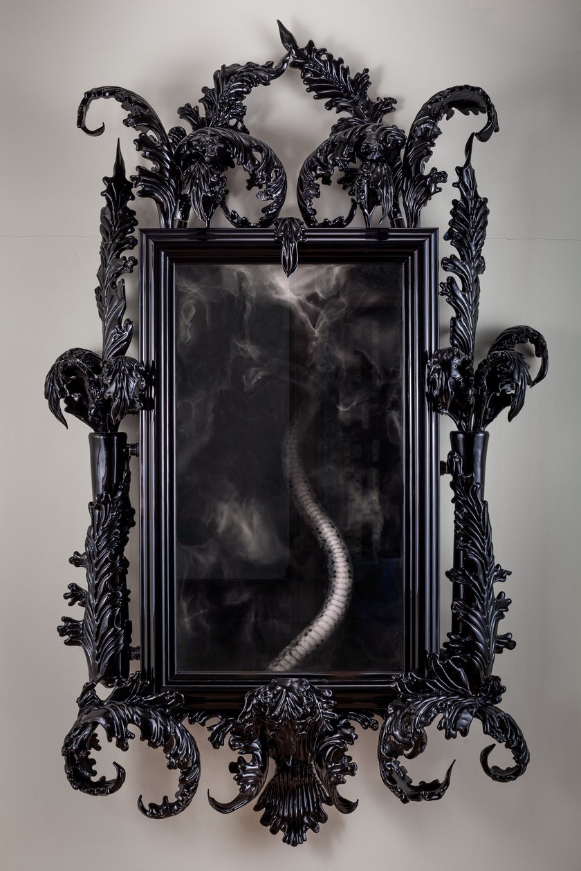 East of Eden, 2013 (verre de Murano noir, miroir de surveillance, acier, bois, laque, écran LCD et disque dur) - Mat Collishaw