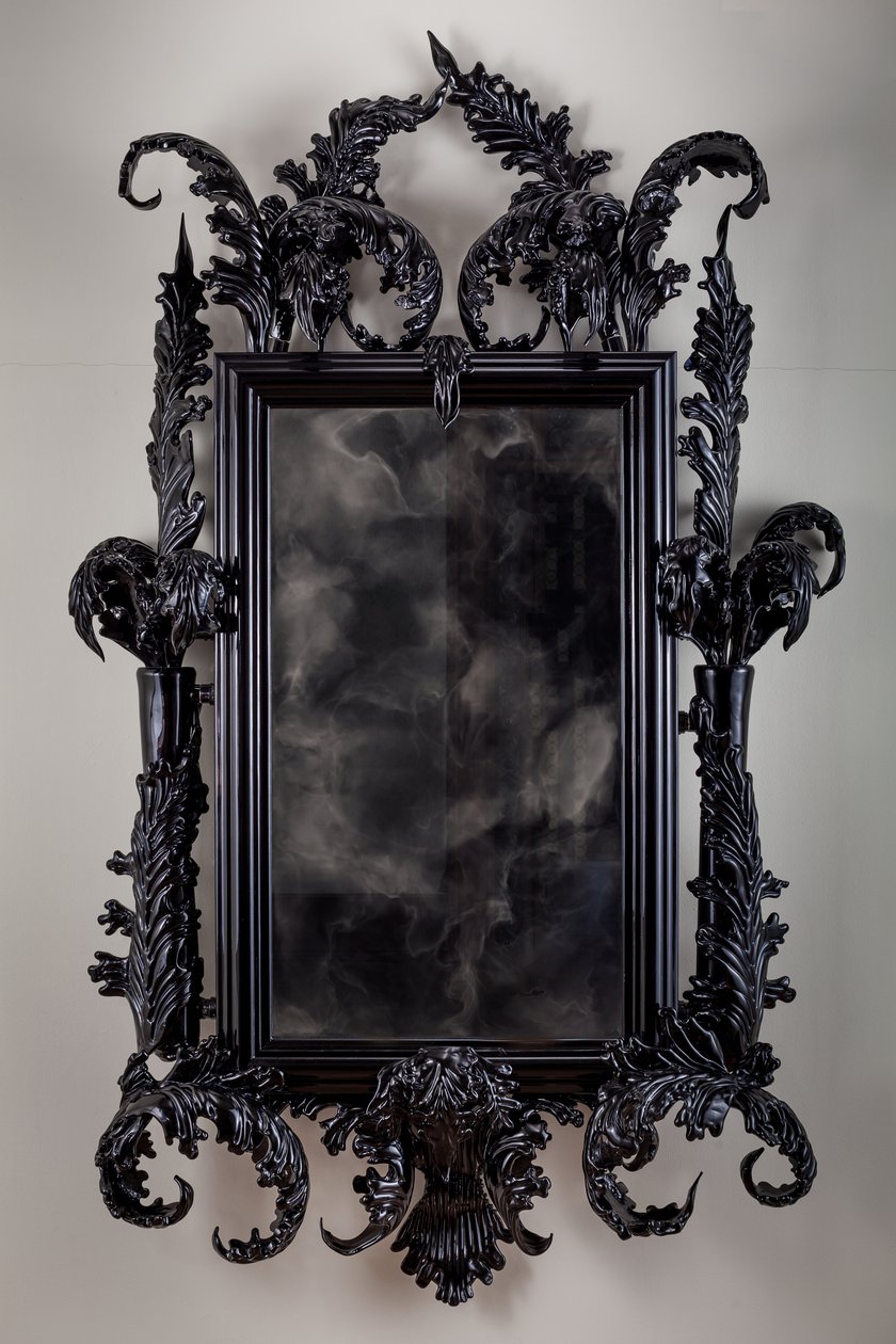 East of Eden, 2013 (verre de Murano noir, miroir de surveillance, acier, bois, laque, écran LCD et disque dur) - Mat Collishaw