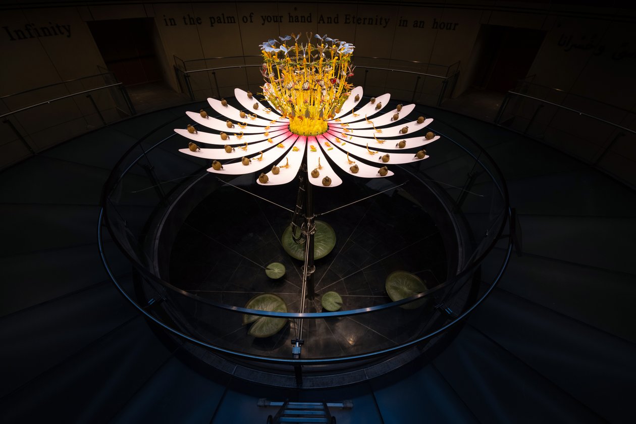 Equinox, 2021 (Acrylique, Circuit électrique, Hydraulique, Laque, Moteur, Peinture, Résine recyclée, Acier) - Mat Collishaw