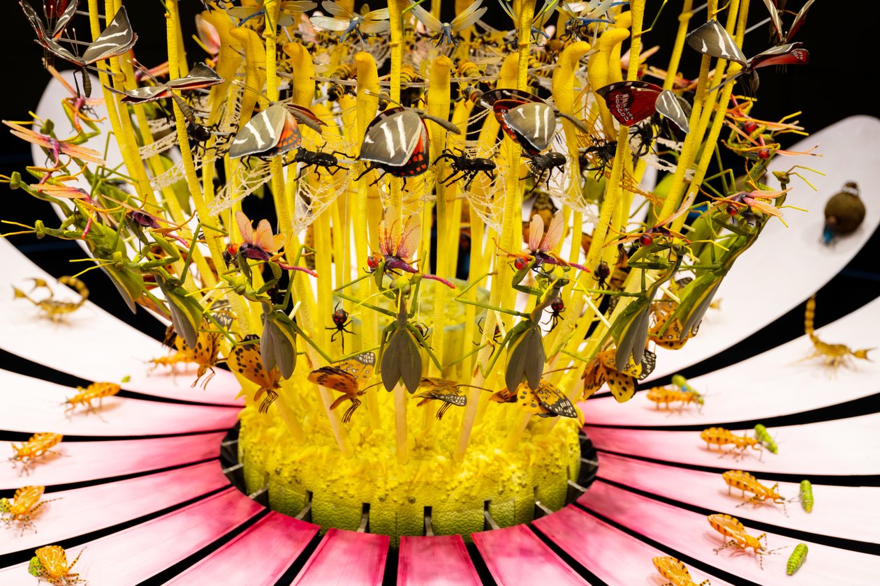 Equinox, 2021 (Acrylique, Circuit électrique, Hydraulique, Laque, Moteur, Peinture, Résine recyclée, Acier) - Mat Collishaw