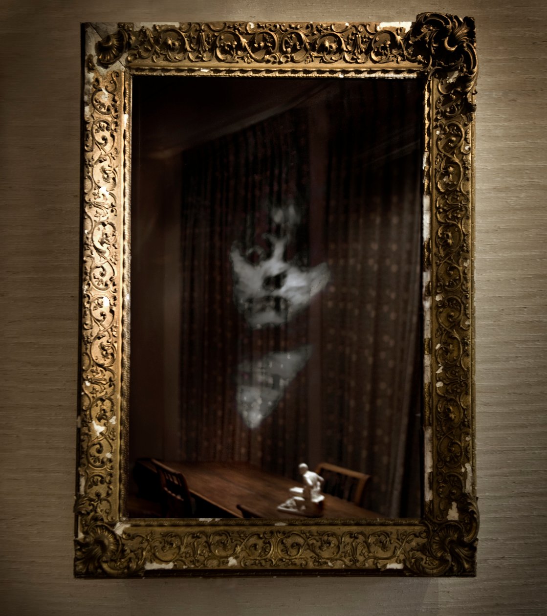 Women Under the Influence, 2009 (cadre antique, miroir sans tain, bois, acier, écran LCD et disque dur) - Mat Collishaw