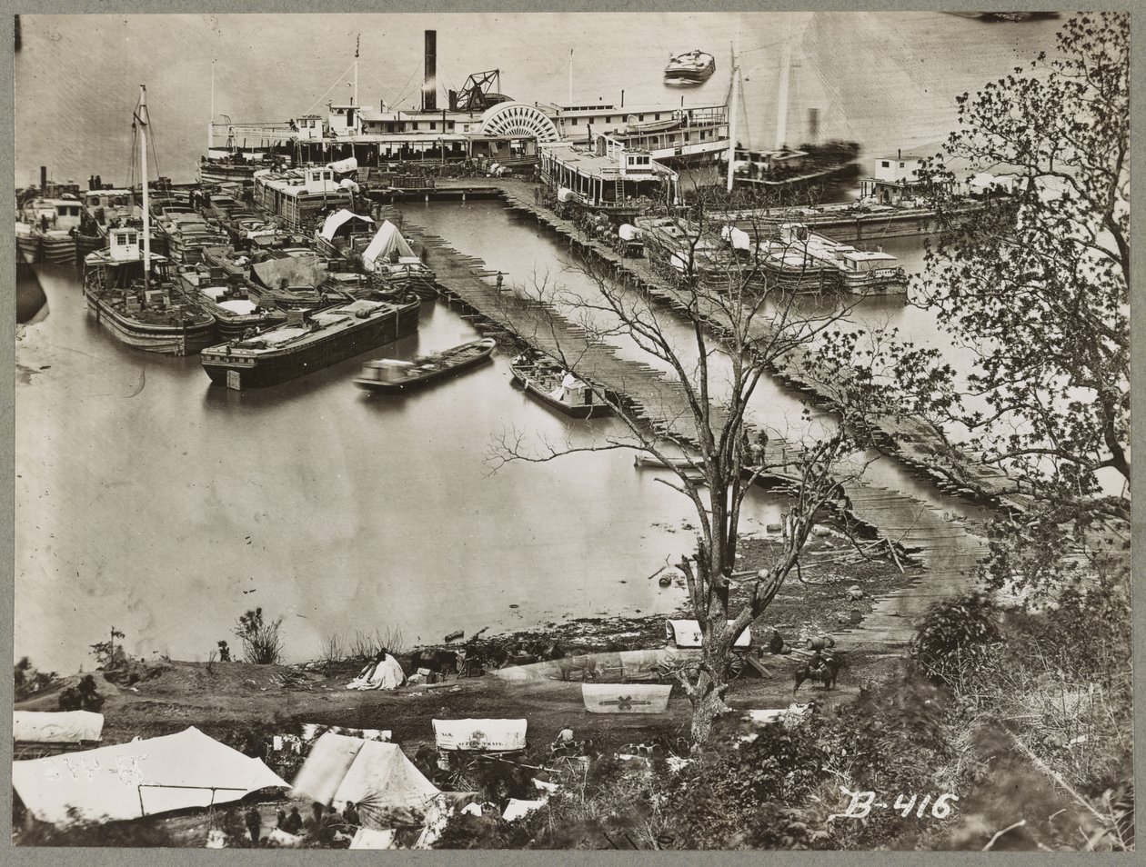 Débarquement de fournitures sur la rivière James, Virginie, 1865 - Mathew B. Brady