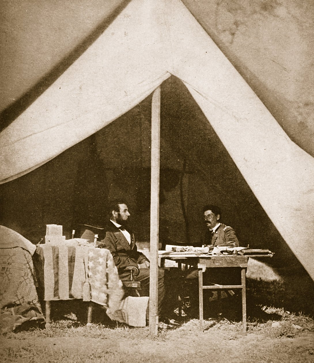 Le président Lincoln et le général McLellan dans la tente de McLellan, Antietam, 4 octobre 1862 - Mathew B. Brady