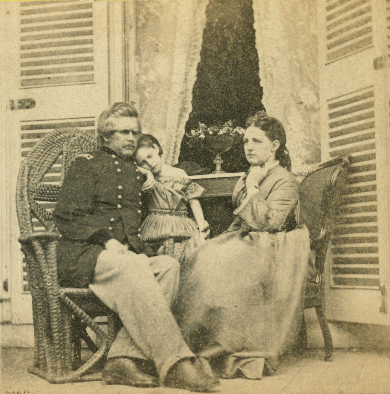 Major General Ord avec sa femme et son enfant, dans le manoir autrefois occupé par Jefferson Davis, Richmond, Virginie, 1865 - Mathew B. Brady