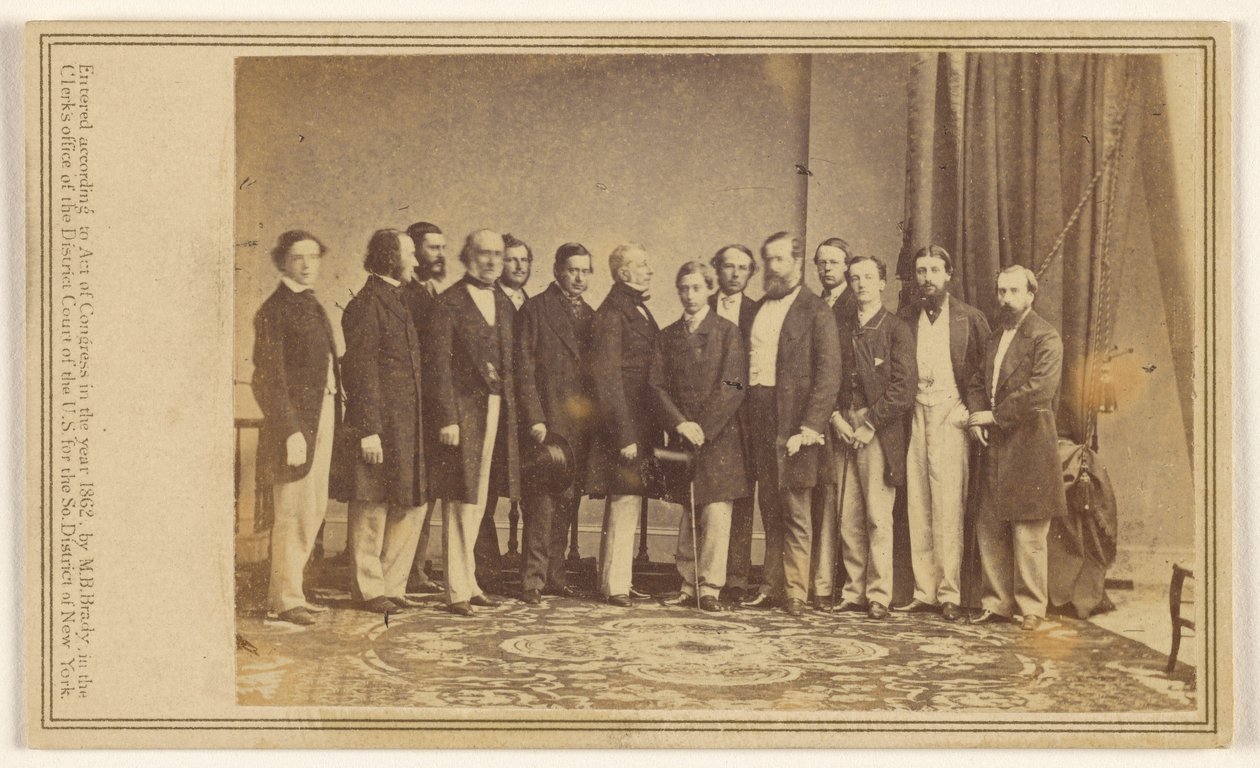 [Portrait de groupe représentant quatorze hommes debout]. - Mathew B. Brady