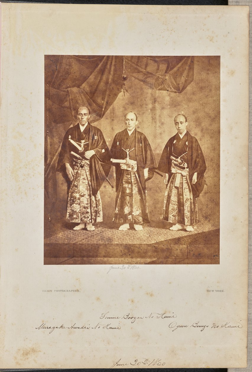[Photo de groupe des principaux représentants de la première ambassade du Japon aux États-Unis, à Washington D.C.] - Mathew B. Brady
